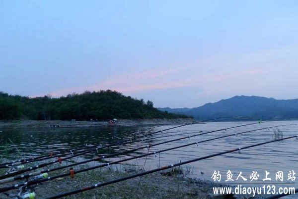 海竿阵地垂钓易水湖终获大青鱼_钓鱼人必看_