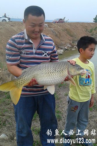 五一夜钓东平湖手竿钓获20斤大鲤鱼_钓鱼人必