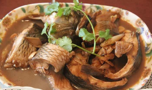 农家垮炖鲤鱼做法